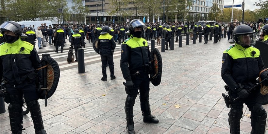 Hollanda'da ırkçı PEGIDA hareketi lideri Wagensveld yine Kur'an-ı Kerim yırttı