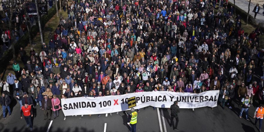 Madrid'de binlerce sağlık çalışanı, kamu sağlık hizmetlerini savunmak için yürüdü