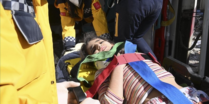 Adıyaman 'da depremin 178'inci saatinde 6 yaşındaki Miray kurtarıldı