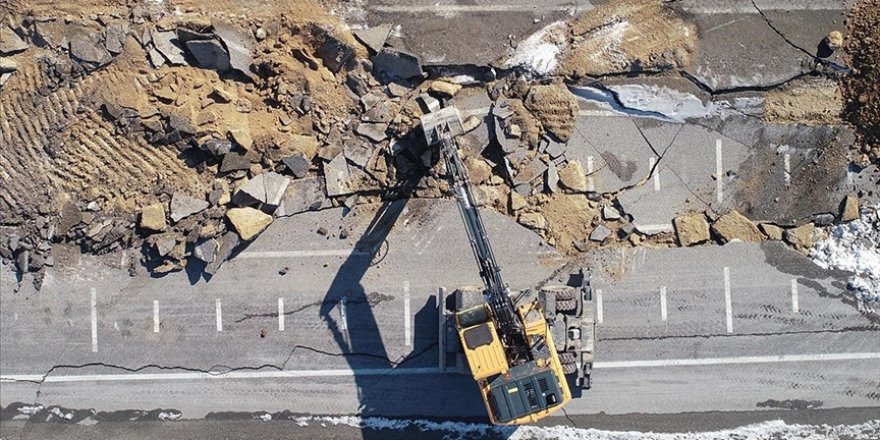 Depremin şiddetiyle çöken yollar onarılıyor