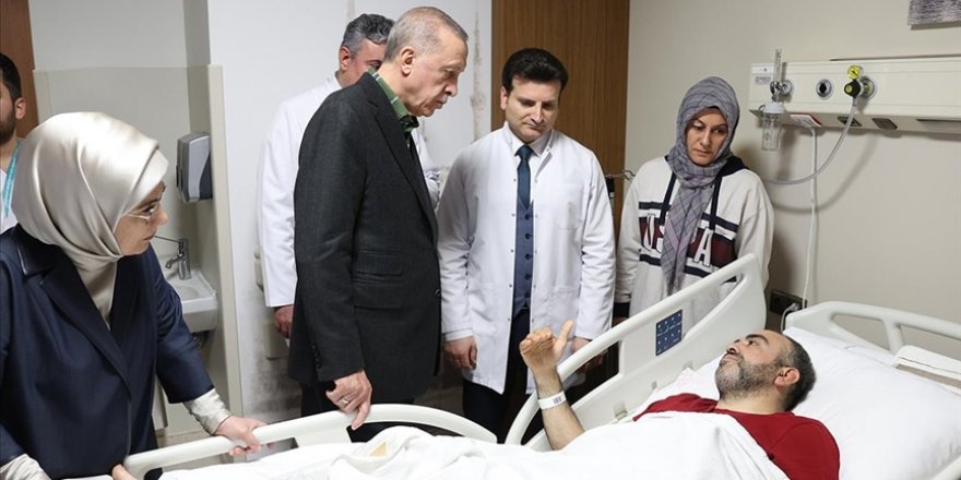 Cumhurbaşkanı Erdoğan, hastanedeki depremzedeleri ziyaret etti