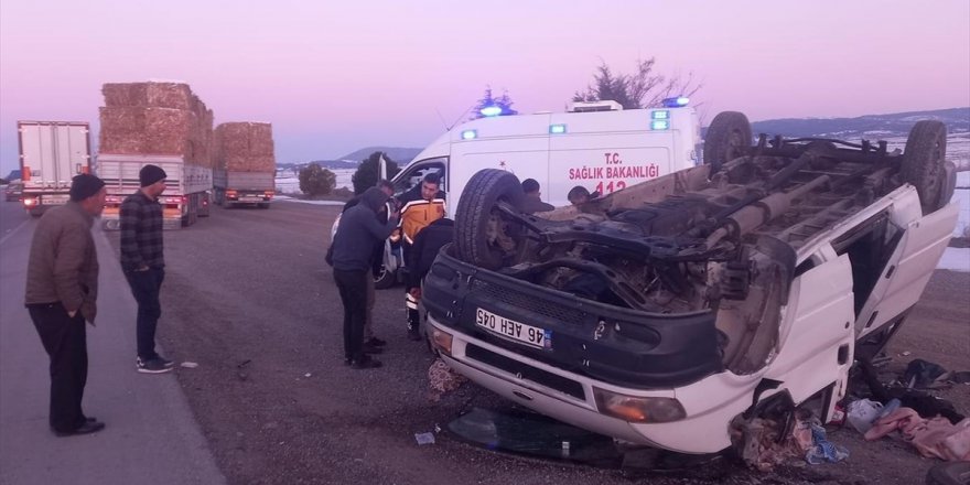 Denizli'de takla atan minibüsteki 6 kişi yaralandı