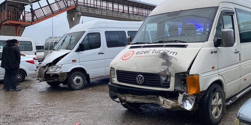 Düzce'de 3 işçi servisi ile tırın karıştığı zincirleme kazada 15 kişi yaralandı
