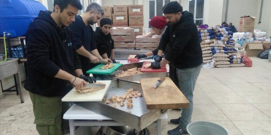 Eskişehir'den iki meslek lisesi Hatay'da günlük 12 bin kişilik yemek veriyor