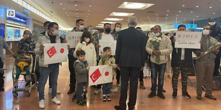 Japonya'da gurbetçiler, Türkiye'den dönen Japon arama kurtarma ekibini alkışlarla karşıladı