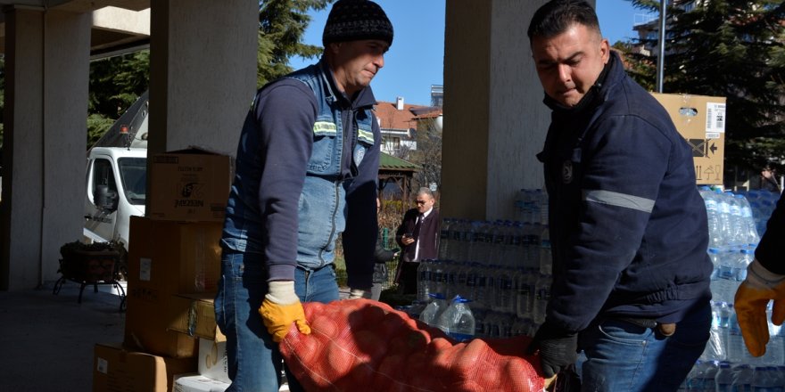 Manisa'dan deprem bölgesine yardımlar sürüyor