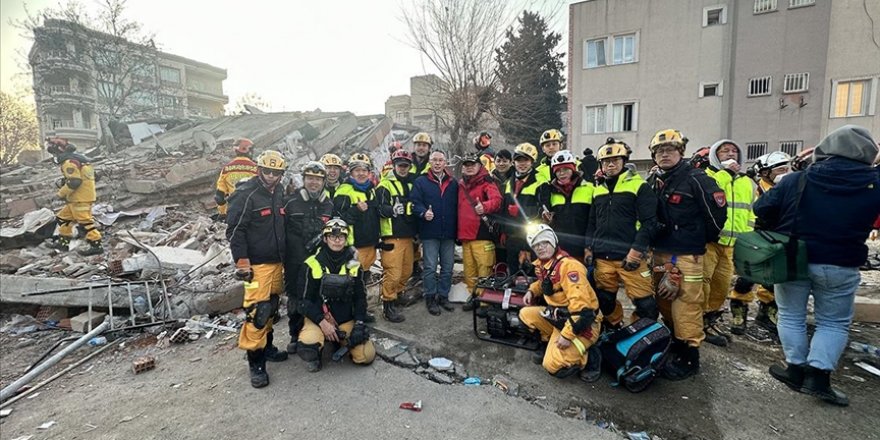 Tayvanlı arama-kurtarma ekibi enkazda 'Dinlenmek yok' parolasıyla hayat kurtarmak için çalıştı