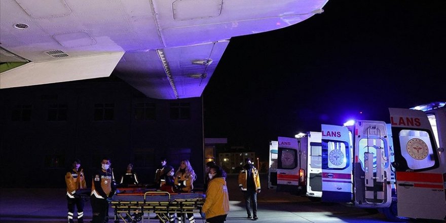 Deprem bölgesinden 5 yaralı ambulans uçakla İstanbul'a getirildi