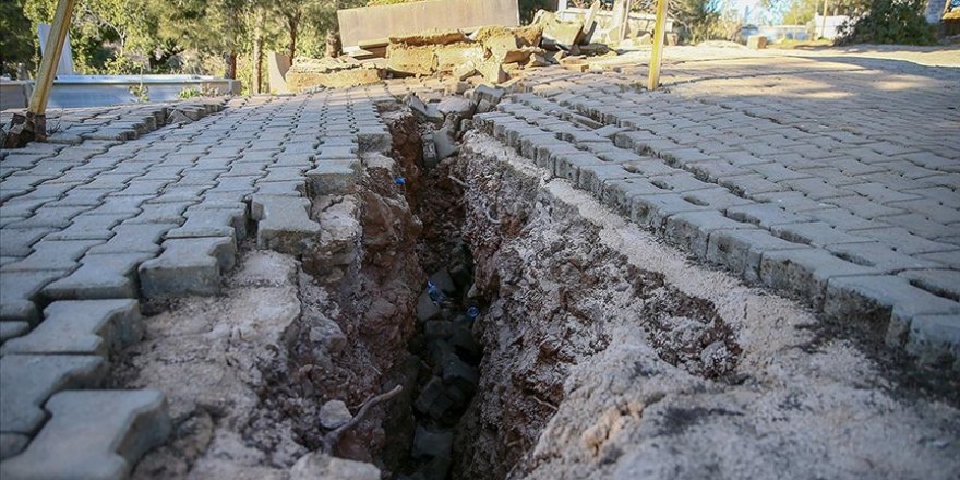 Deprem nedeniyle Nurdağı'nın Gökçedere Mahallesi'nde yarıklar oluştu