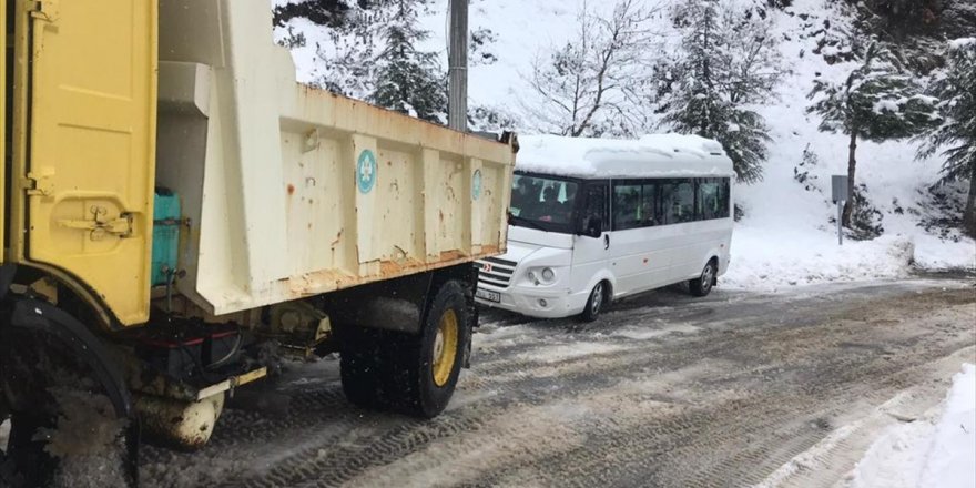 Demirci'de araçları karda mahsur kalan öğrenciler kurtarıldı