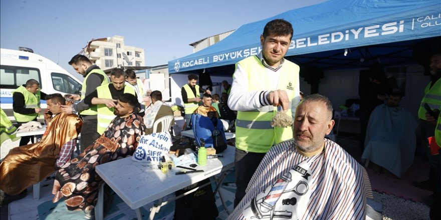 Gönüllü berber ve kuaförler çadır kentte depremzedeleri tıraş etti