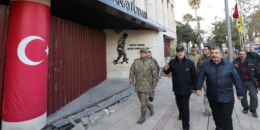 Bakanlar Akar ile Koca, Antakya ve Altınözü'ndeki çalışmaları inceledi, depremzedelerle bir araya geldi