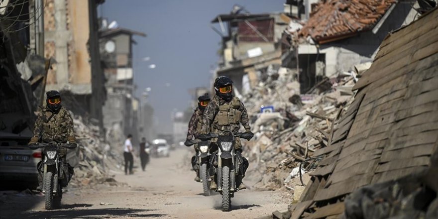 Hatay'da yıkım nedeniyle araç giremeyen sokaklar, kros motosikletli özel harekat polislerine emanet