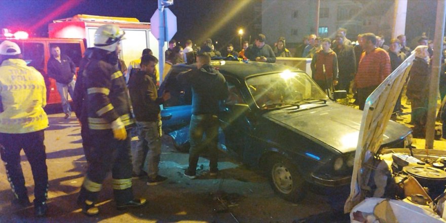 Muğla'da iki otomobilin çarpıştığı kazada 10 kişi yaralandı