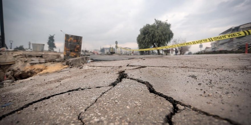 Hatay merkezli depremde bazı yol ve köprüler zarar gördü