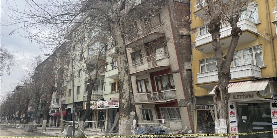 Malatya'da ağır hasarlı binalardan eşya tahliyesi durduruldu
