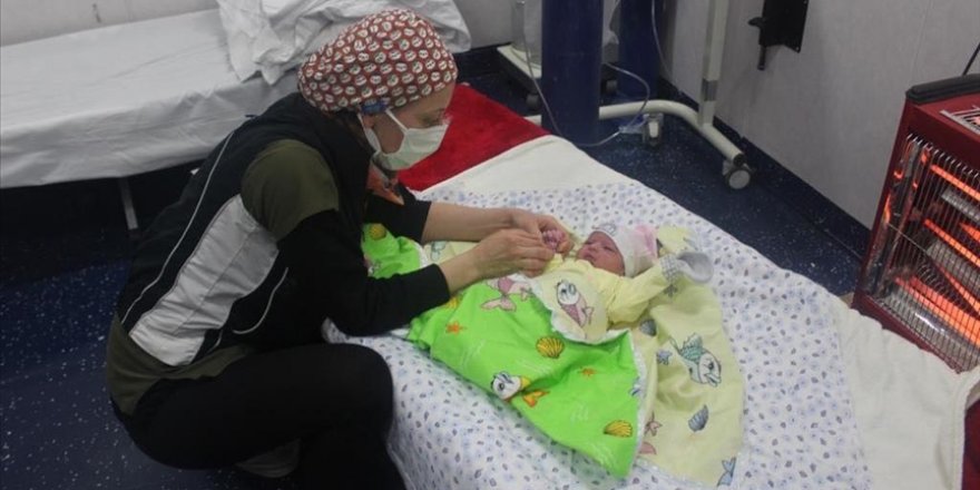 Depremzede kadın, yüzer hastane TCG Bayraktar gemisinde doğum yaptı