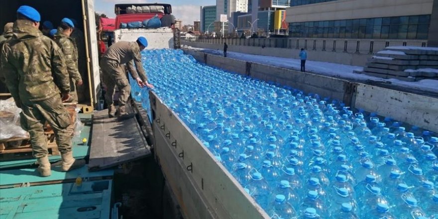 Mehmetçik deprem bölgesinde yaraları sarmaya devam ediyor