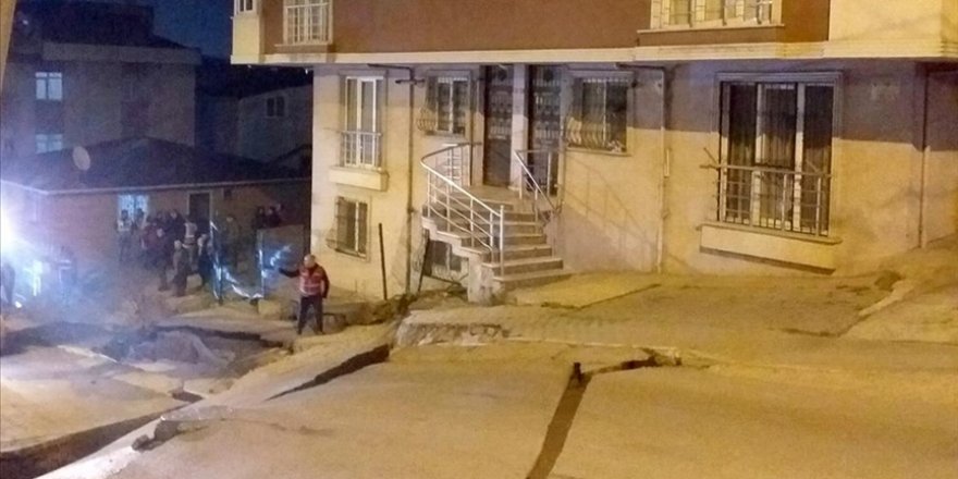 Pendik'te yoldaki çökme nedeniyle iki bina boşaltıldı