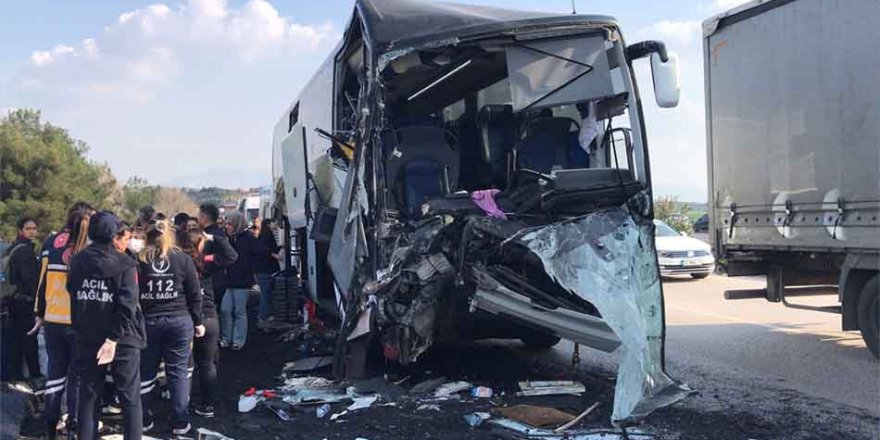 Adana'da otobüs kamyona çarptı, 2 kişi öldü, 6 kişi yaralandı
