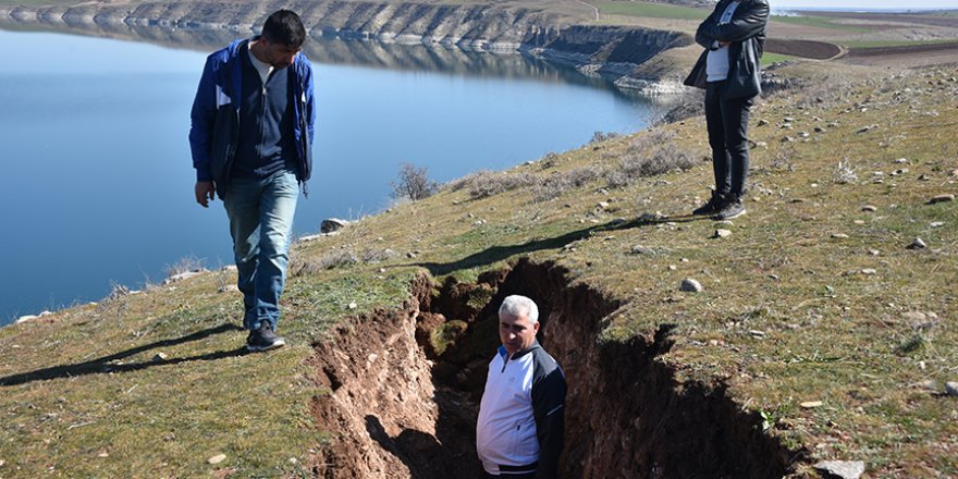 Depremler Fırat Nehri kıyısında yarıklar oluşturdu