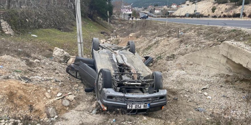 Uşak'ta iki otomobilin çarpışması sonucu 5 kişi yaralandı