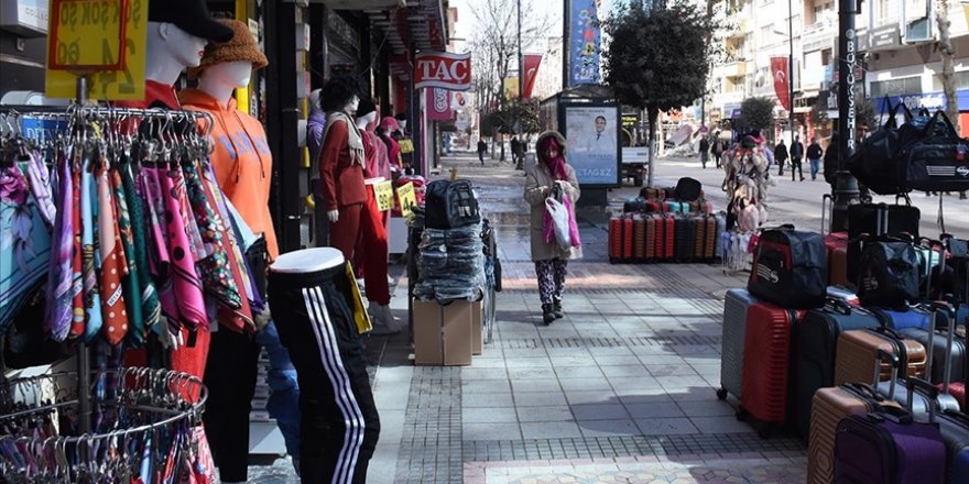 Malatya'da esnaf normalleşmek için kepenk açmaya başladı