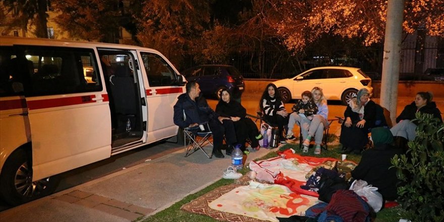 İzmir'de deprem sonrası vatandaşlar geceyi çadır ve araçlarda konakladı