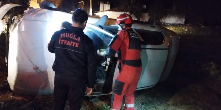 Muğla'da devrilen otomobilde sıkışan sürücü kurtarıldı