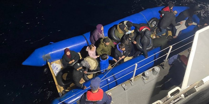 İzmir açıklarında 29 düzensiz göçmen yakalandı, 21 düzensiz göçmen kurtarıldı