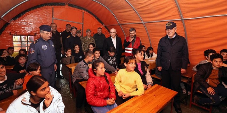 Milli Savunma Bakanı Akar, Hatay'da çadır kent ve Mehmetçik Okulu'nu ziyaret etti