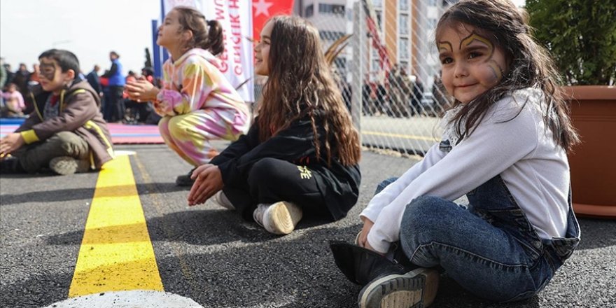 Konteyner kentlerdeki depremzede çocuklara oyun alanlarında psikososyal destek sağlanıyor