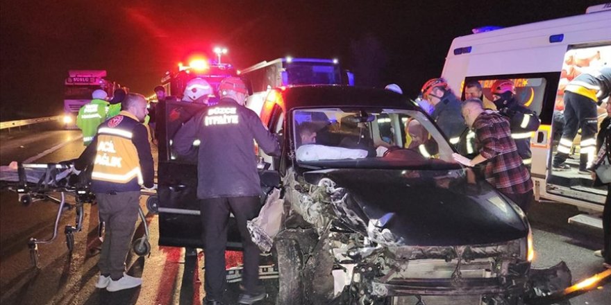 Anadolu Otoyolu'nun Düzce kesiminde zincirleme kazada 2 kişi öldü, 7 kişi yaralandı