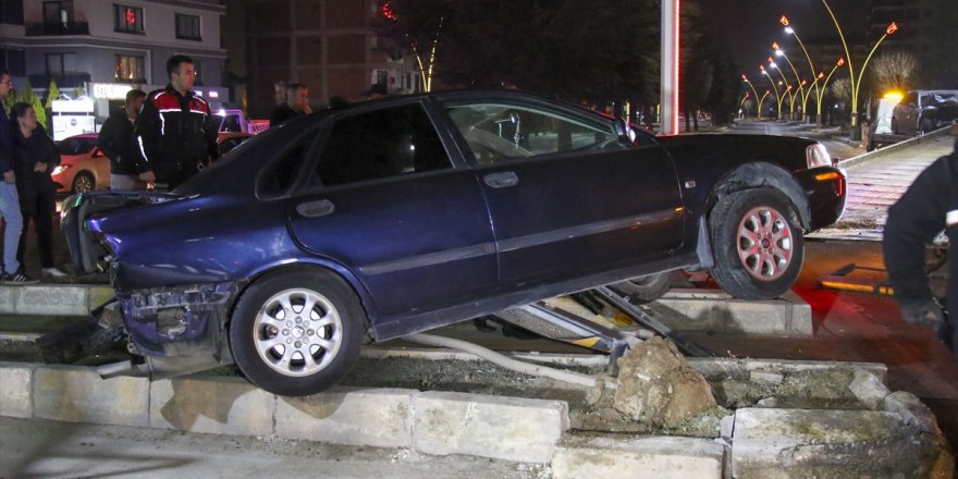 Uşak'ta üç otomobilin karıştığı kazada 5 kişi yaralandı
