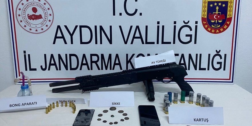 Jandarmayı görünce sürücüsünün terk ettiği araçta sikke ve uyuşturucu ele geçirildi