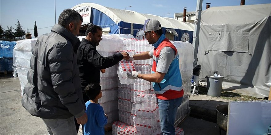 Hatay'da afetzedelere su dağıtımı aralıksız sürüyor