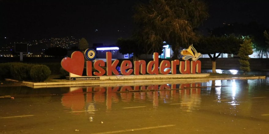 İskenderun’da deniz taştı