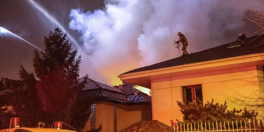 Üsküdar'da iki katlı binada çıkan yangın söndürüldü