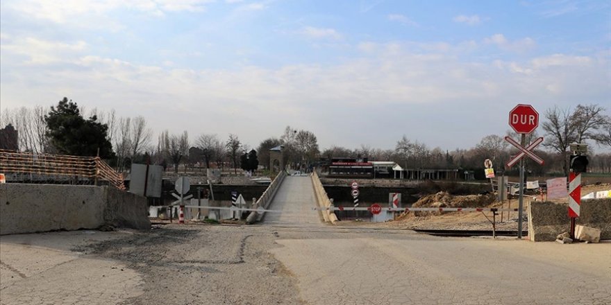 Edirne'de Tunca Köprüsü hızlı tren çalışmaları nedeniyle geçici olarak trafiğe kapatıldı