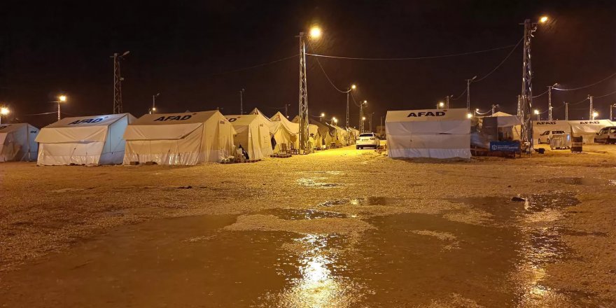 Kahramanmaraş'ta çadır kenti su bastı