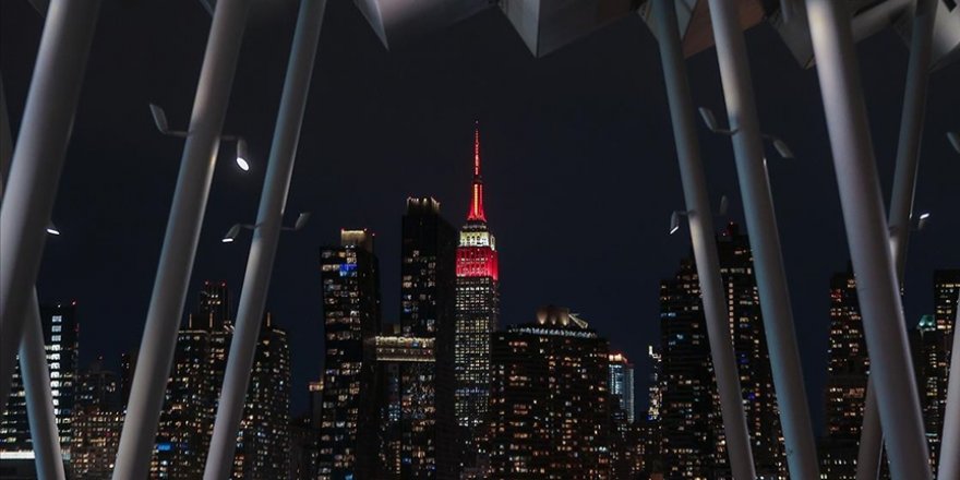 New York'ta Empire State binası depremzedeler için kırmızı beyaz renklerle ışıklandırıldı