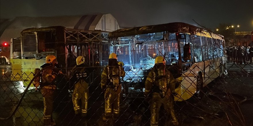 Tuzla'da park halindeki 3 İETT otobüsü yandı