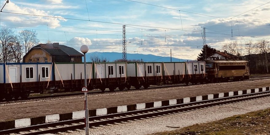 Bulgaristan'dan Türkiye'deki deprem bölgelerine 70 konteynerin sevkiyatı başladı