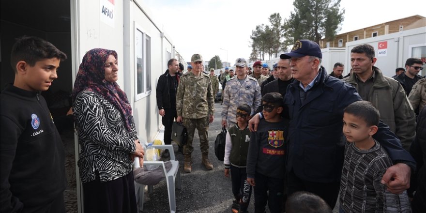 Milli Savunma Bakanı Akar konteyner kentte depremzedelerle bir araya geldi