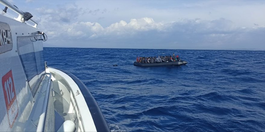 İzmir açıklarında sürüklenen botlardaki 80 düzensiz göçmen kurtarıldı