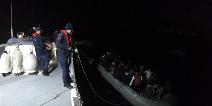 Kuşadası açıklarına itilen 24 düzensiz göçmen kurtarıldı​​​​​