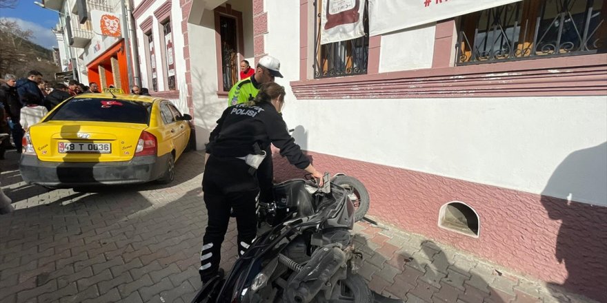 Muğla'da kalp krizi geçiren sürücü önce motosiklete ardından kan merkezi binasına çarptı