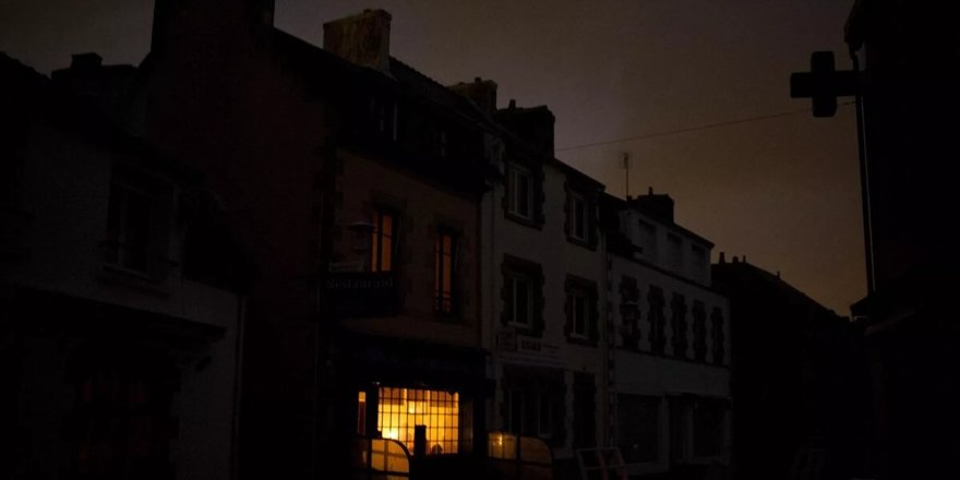 Fransa'da işçiler emeklilik reformuna karşı elektrikleri kesiyor