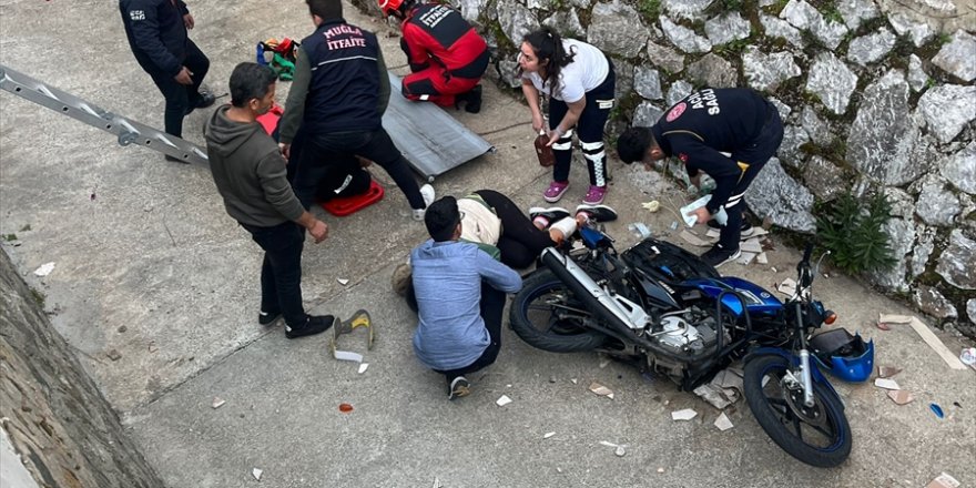 Muğla'da motosikletiyle su kanalına düşen sürücü kurtarıldı