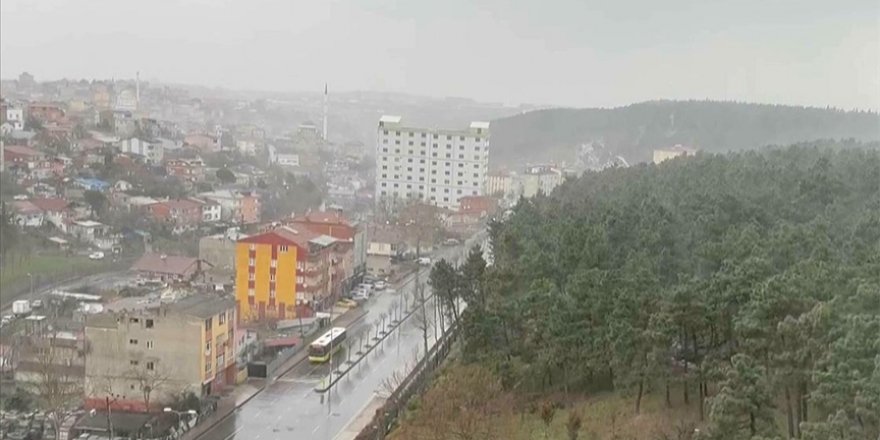 İstanbul'da sağanak ve fırtına ulaşımda aksamalara neden oldu